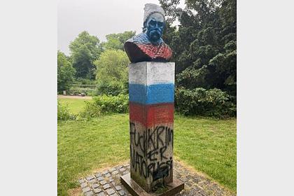 Киев призвал Данию наказать разрисовавших памятник Шевченко в цвета флага России