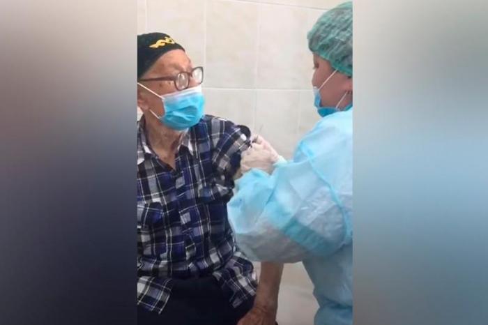 93-летний житель СКО получил вакцину против коронавируса