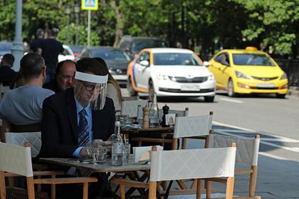 Московские рестораторы попросили вывести летние веранды из списка COVID-free зон