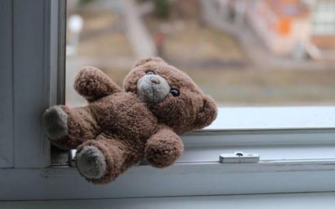 Еще одно выпадение ребенка из окна в Караганде - мама была в соседней комнате
