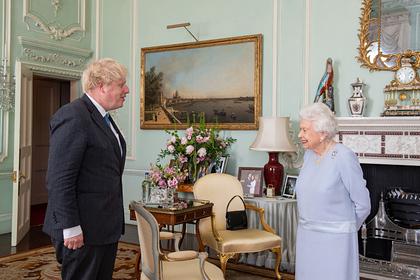 Борис Джонсон настаивал на личной встрече с королевой в начале пандемии