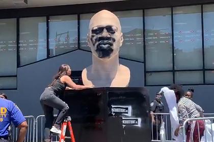 Памятник чернокожему Джорджу Флойду измазали черной краской