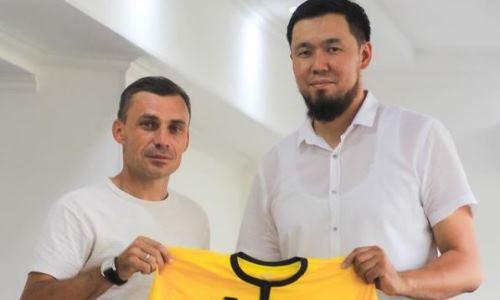 Зарубежный клуб казахстанца официально назначил нового главного тренера