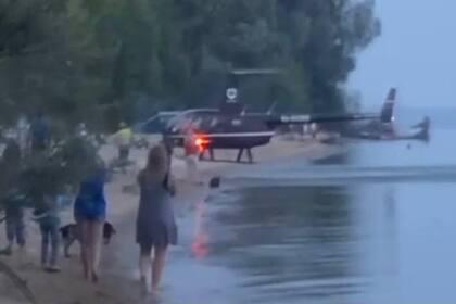 Вертолет приземлился на пляж с отдыхающими россиянами