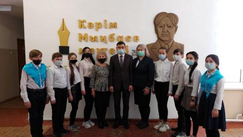 В школе имени Карима Мынбаева в Нуринском районе открыли мемориальную доску учёному