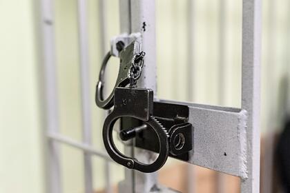 Российский тюремщик получил срок за два мобильных телефона для осужденного