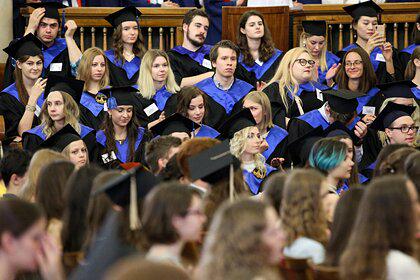 Российских студентов призвали провести выпускные онлайн