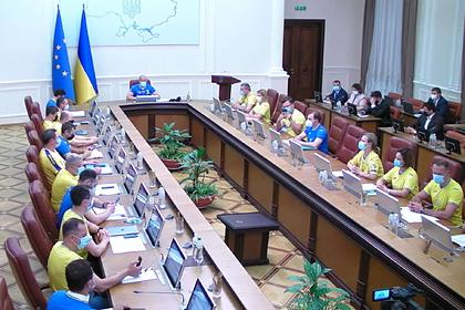 Правительство Украины отметило победу над Швецией заседанием в футбольной форме