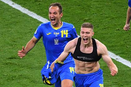 Топ под футболкой украинского футболиста во время матча удивил болельщиков