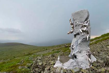 На перевале Дятлова установили памятник погибшим туристам