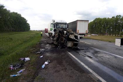 Шесть человек погибли в ДТП с двумя автомобилями на российской трассе