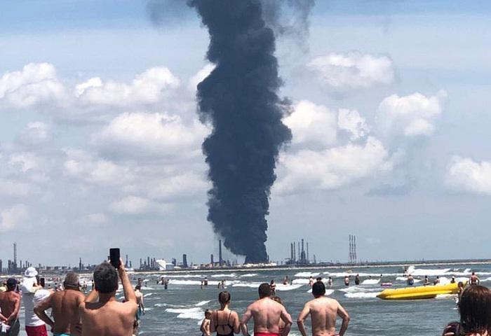 В Румынии прогремел взрыв и вспыхнул пожар на крупнейшем нефтеперерабатывающем заводе страны
