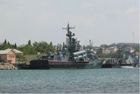 Россия отправила ракетный катер к украинскому судну, которое терпит бедствие в Черном море