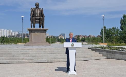 Памятник Нурсултану Назарбаеву открыли в Нур-Султане