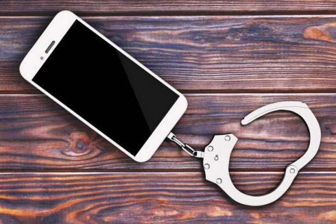 Похищенный телефон вернули полицейские жительнице Сарани