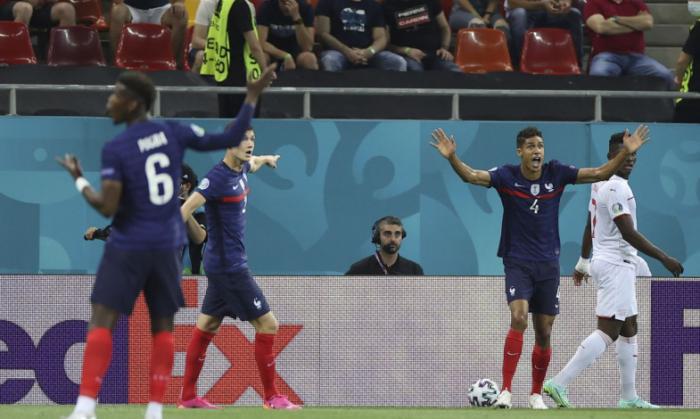 Конфликт Погба с другими игроками сборной Франции, капитан покинул Чехию, а тренер остался с Бельгией