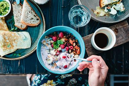 Диетологи объяснили влияние неправильного завтрака на фигуру