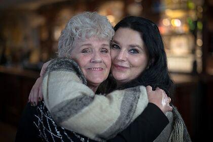Встреча матери и дочери через 50 лет после расставания растрогала зрителей