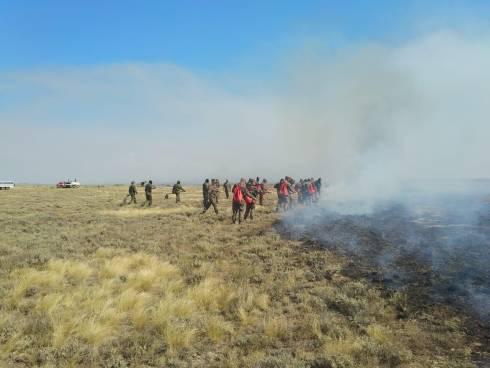 В Карагандинской области продолжается борьба со степными пожарами