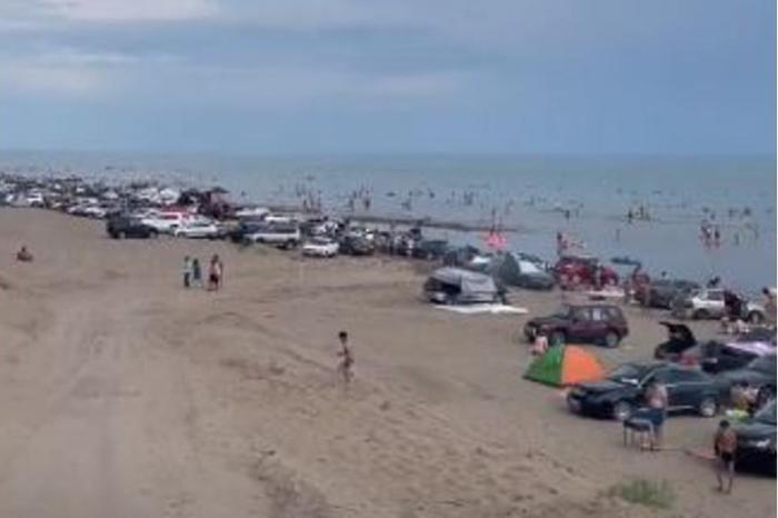 Толпы отдыхающих на пляжах Капшагая попали на видео