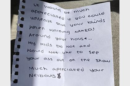 Женщина ходила в откровенной одежде по дому и получила гневное письмо от соседки