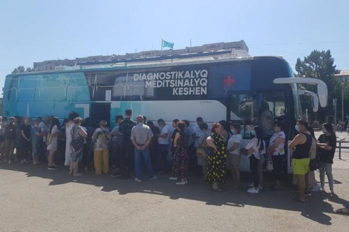 В очереди за вакциной против КВИ выстраиваются жители Уральска