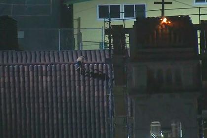 Мужчина в трусах поджег крест на церкви и сбежал по крышам от полиции