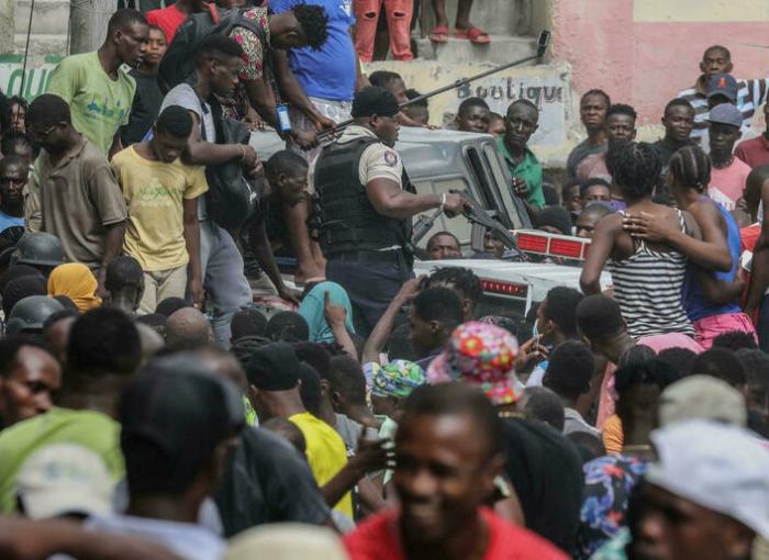 В Гаити линчевали чиновника и устроили бунты в тюрьмах после убийства президента страны