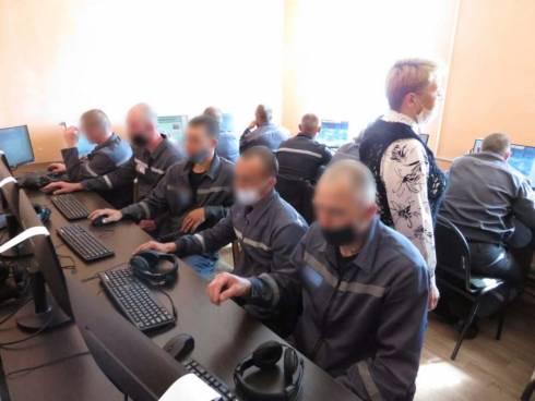 Осужденные, отбывающие наказание порядка 20 лет в тюрьмах Караганды, впервые сели за компьютеры