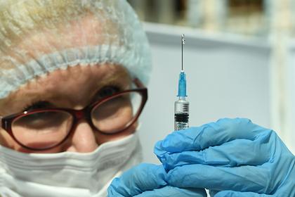 Врач посоветовал забыть о «чипировании» и призвал россиян вакцинироваться