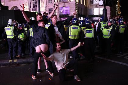 Десятки полицейских пострадали в столкновениях с футбольными фанатами в Лондоне