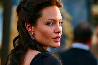 Анджелину Джоли заподозрили в романе с музыкантом The Weeknd