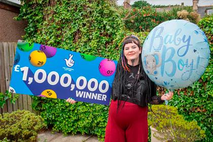 Девушка купила лотерейный билет в последний момент и выиграла миллионы рублей