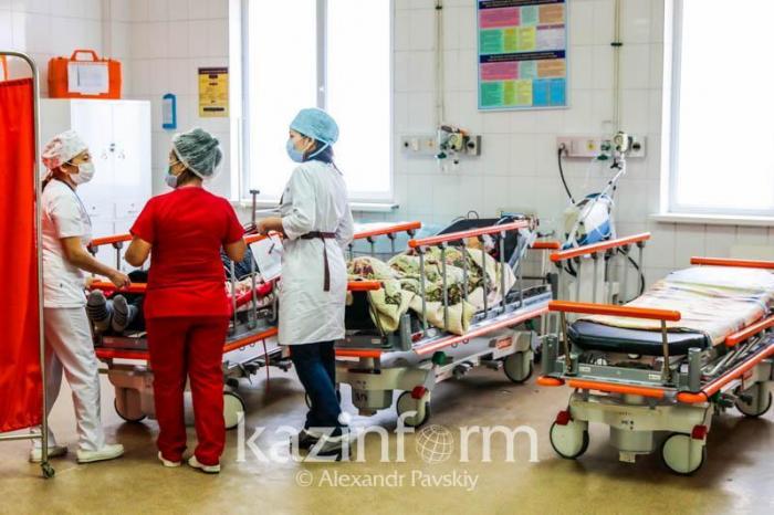 Медицинские работники показали ковидные стационары в Казахстане