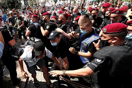 У Верховной Рады начались столкновения между ветеранами и полицией