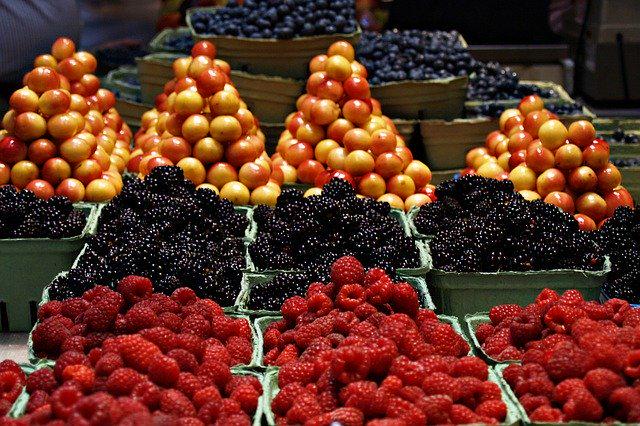 Цены на малину упали на 60% за две недели. Почем продают ягоды в Украине