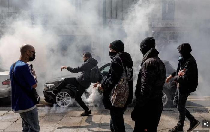 Слезоточивый газ и горящие авто: Париж охватили антиковидные бунты