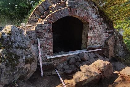 В Ленобласти на «острове мертвых» нашли фрагмент склепа XIX века