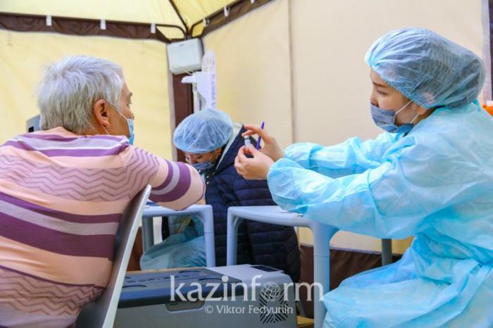 До 30-35% ежедневно среди вакцинируемых в Караганде - лица старше 65 лет