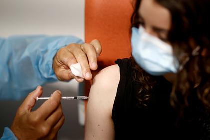 Великобритания отказалась от массовой вакцинации детей и подростков