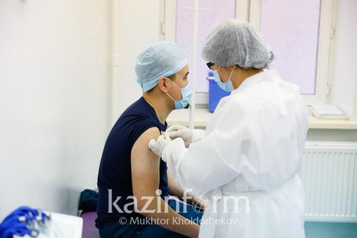 Сколько казахстанцев привились от коронавируса: данные по регионам