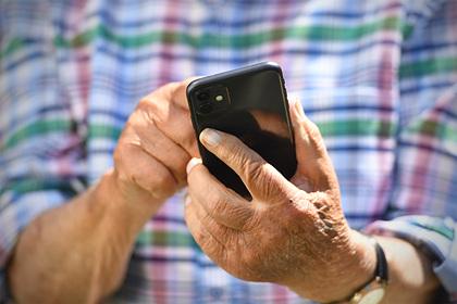 Мужчина починил телефон своего дедушки и случайно раскрыл его многолетний секрет