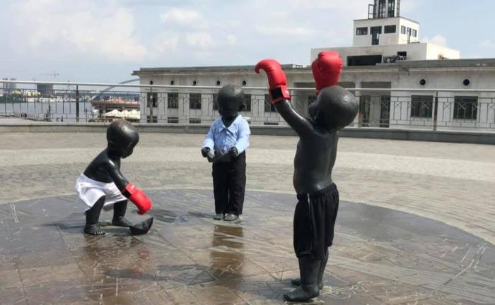 В честь 50-летия Кличко скульптуры малышей-основателей Киева нарядили в боксеров