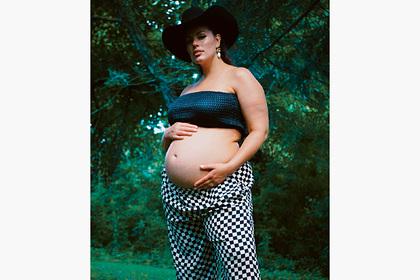 Беременная Эшли Грэм порадовала поклонников новыми фото