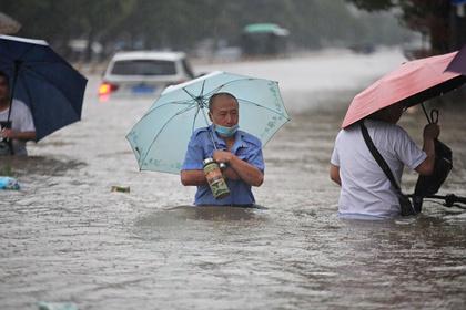 Сотни тысяч человек эвакуировали из-за наводнения в Китае