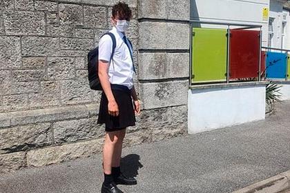 Мальчики пришли в школу в юбках из-за запрета носить шорты в жару