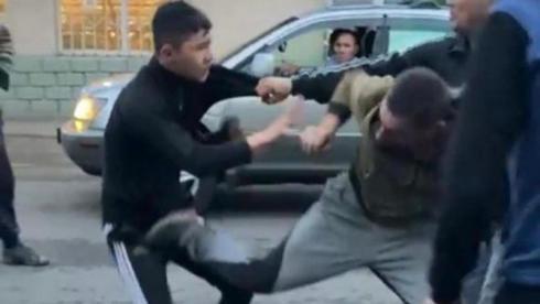 Нападение пьяных мужчин на подростка попало на видео в Караганде