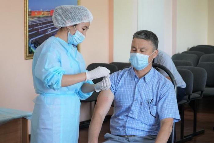 Вопрос принуждения к вакцинации работодателями прокомментировал Даурен Абаев