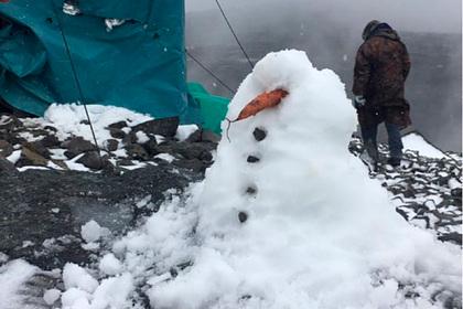 В Мурманской области туристы слепили снеговика из выпавшего снега