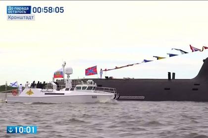Путин осмотрел корабли перед началом военно-морского парада в Санкт-Петербурге